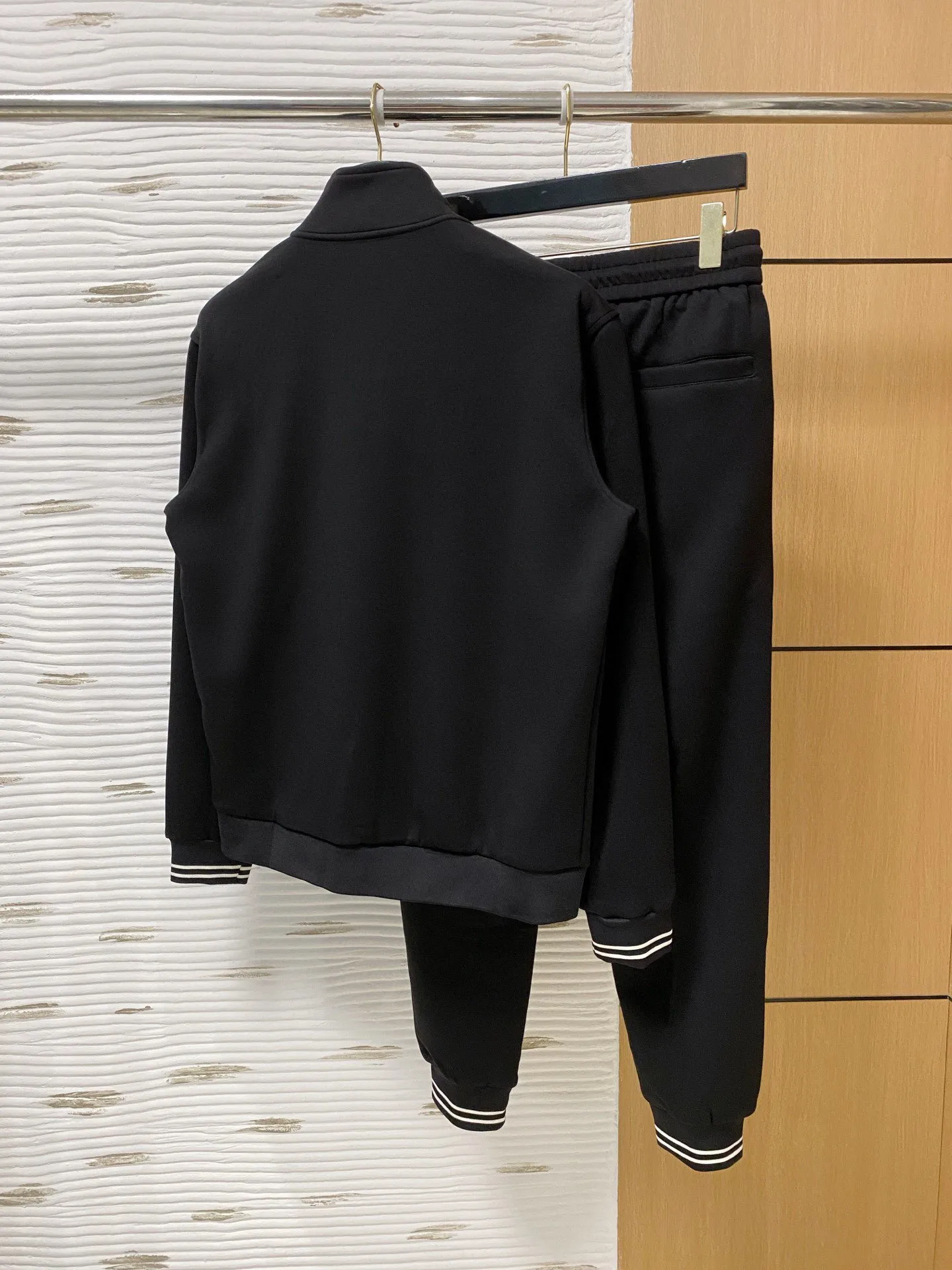 🅿️720 [LV Louis Vuitton] hot-selling suit is coming. Focus on the original version of the official website. 2025 new hot-selling cardigan and sweatshirt suit. The original order is the best. 🇭🇰The meticulous work of top designers. It has a fitting and perfect upper body effect. All-natural high-quality Tencel Roman cotton 100%, close-fitting comfort, noble and elegant! Original hardware embodies elegance and nobility! Counter size: M-3XL (maximum wear up to 190 pounds)